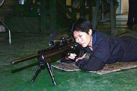 她是世界上最漂亮的女狙击手，因为杀敌太多被提少将_手机凤凰网