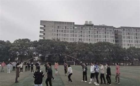 在学校操场与女学生一起踢足球的男教师高清图片下载-正版图片501883955-摄图网