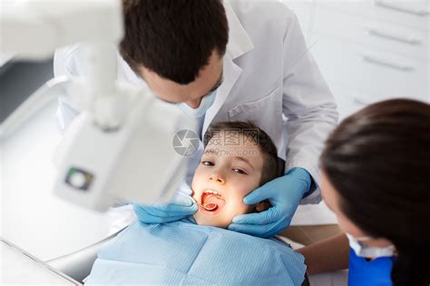专业的牙科诊所医护团队高清图片下载-正版图片502189111-摄图网