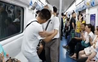 上海地铁一男子因工作太累未让座，70岁大爷怒怼：你是没道德的_凤凰网资讯_凤凰网