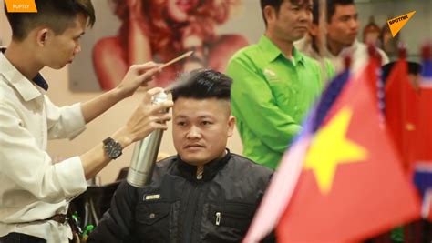 越南理发师免费为顾客理特朗普和金正恩发型 - 2019年2月25日, 俄罗斯卫星通讯社