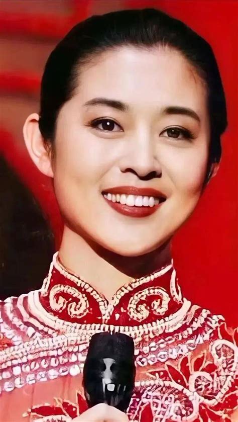 57岁沈丹萍被大14岁外籍老公宠成女王，俩女儿可爱漂亮