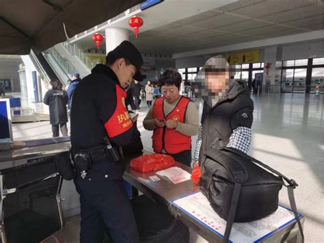 新春走基层|春运路上铁警护航旅客平安回家_新华网江苏频道