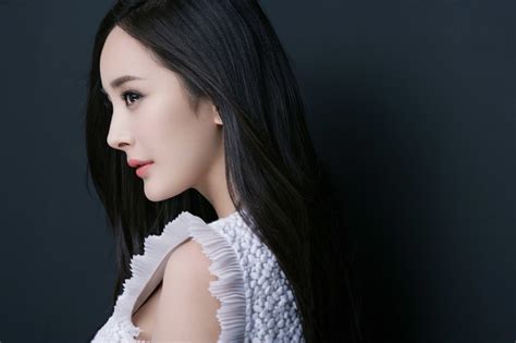 杨幂 -抹胸绸缎羽毛裙温柔优雅的狐狸公主|杨幂_新浪新闻