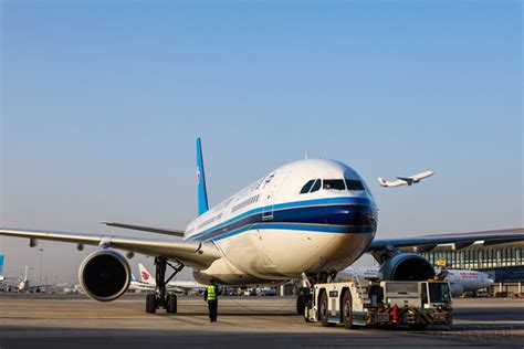 大兴机场国际及地区航班复航 首班北京大兴至香港顺利起飞-中国民航网