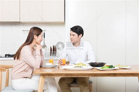年轻夫妻在家吃饭高清图片下载-正版图片500813145-摄图网