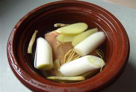 鸽子汤很滋补，和西洋参、黄芪一起炖是大补的汤“一鸽胜九鸡”