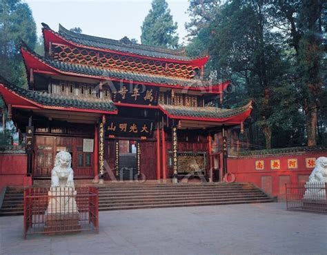 wannian temple at emei shan in china Stock Photo - Alamy