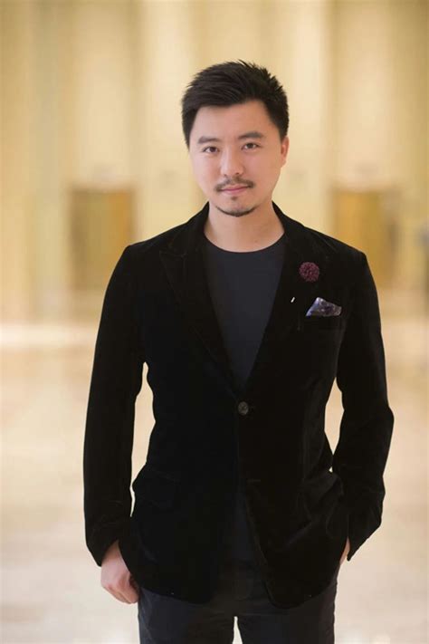 在伦敦发展的中国香港设计师Robert Wun（云惟俊）个人设计师品牌Robe