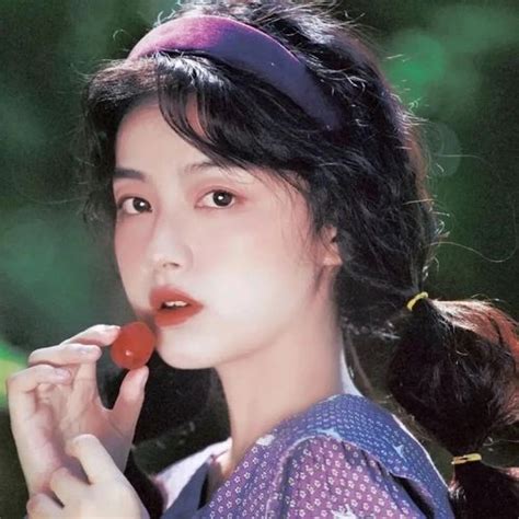 复古风衬衫合照女生头像