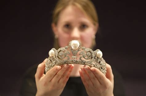 数万件珠宝的英国皇室，你以为有了钻石就够了吗？|腕表之家-珠宝