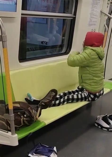 乘客在地铁脱鞋、跨坐多个座位，地铁客服：不得一人同时占用多个座位_腾讯视频