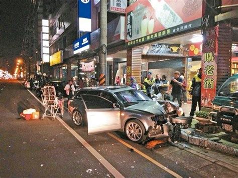 男子夜间弯道超车酿成事故，2车受损无人受伤_凤凰网视频_凤凰网