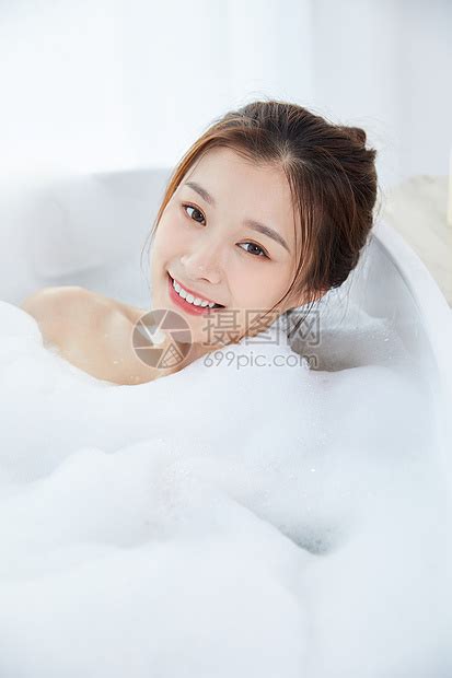 美女躺在浴缸洗泡泡浴高清图片下载-正版图片501404994-摄图网