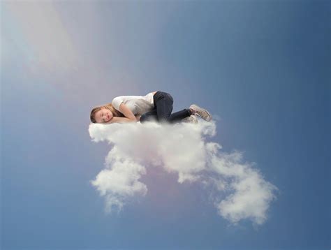 在云上睡觉背景图片-在云上睡觉背景素材下载-觅知网