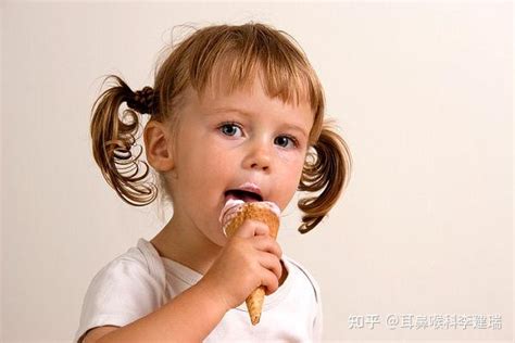 吃冰棒的甜美女孩高清图片下载-正版图片501613191-摄图网