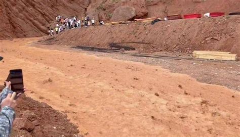 新疆一景区突发泥石流，官方回应：游客已疏散，无人受伤_山洪_神秘大峡谷_视频