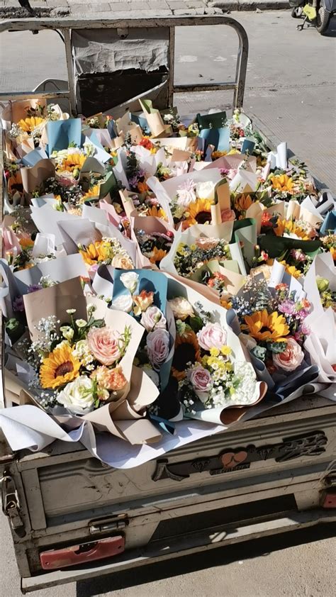 郑州高校一班长自费给全班50名同学送花：不想再留下遗憾，想给同学们一些仪式感-中华网河南