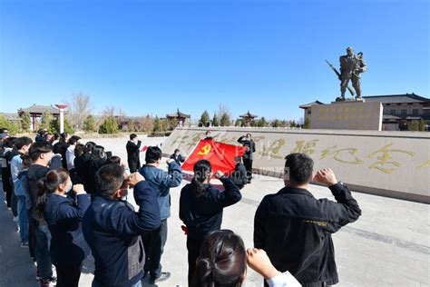 新疆哈密：清明祭英烈-人民图片网