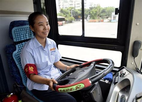 乘客百米冲刺追公交 司机要不要等_汽车_腾讯网