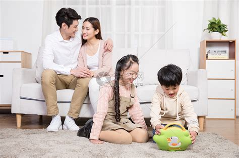 父母陪伴孩子在客厅玩游戏高清图片下载-正版图片500436626-摄图网
