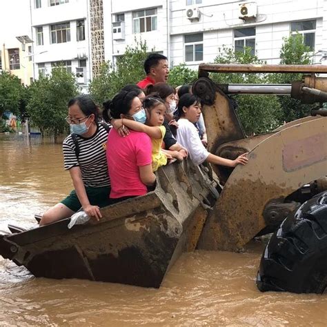 直击洪水过后的河南巩义：有房屋冲毁、车辆掀翻，道路成泥潭_米河镇