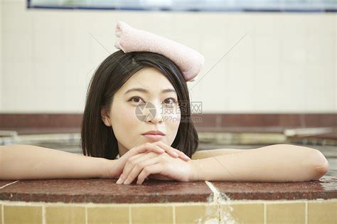 在澡堂洗澡的女孩高清图片下载-正版图片502077461-摄图网