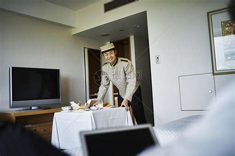 好客商务船上的男服务员在酒店工作的女高清图片下载-正版图片502137179-摄图网