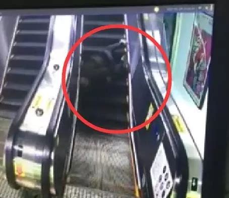 福州一老人在斗门站地铁扶梯摔倒_福州新闻_海峡网