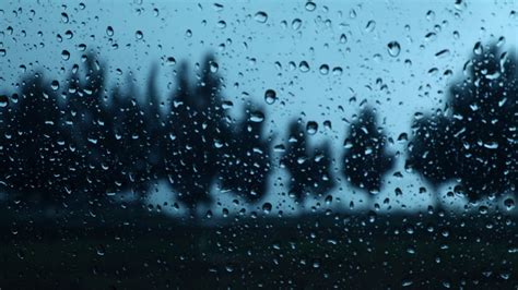 从雨中的玻璃窗上看雨滴一点点滑落—正版从雨中的玻璃窗上看雨滴一点点滑落视频_高清从雨中的玻璃窗上看雨滴一点点滑落视频购买、下载-视觉中国vcg.com
