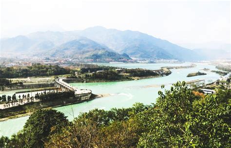 Dujiangyan Irrigation System and Mount Qingcheng Tour from Chengdu