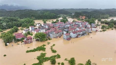 江西定南暴雨袭城 内涝严重市民蹚水出行-图片频道