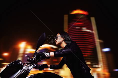 美丽的年轻女子晚上骑着摩托车 在太阳眼镜下穿过城市街道 在夜间穿梭街道黑发收腰速度运输骑术建筑体力运动活动高清图片下载-正版图片 ...