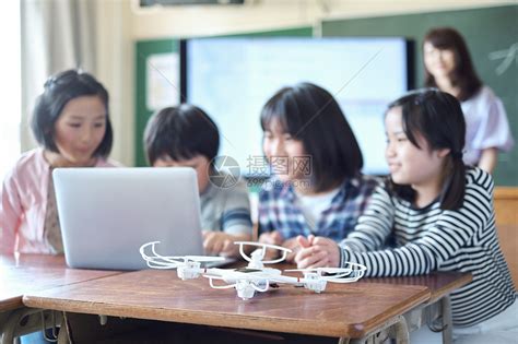 在学校学习计算机课程的孩子高清图片下载-正版图片502221958-摄图网