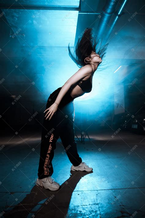 爵士舞舞蹈晚上跳爵士舞的美女地下车库爵士舞动作摄影图配图高清摄影大图-千库网