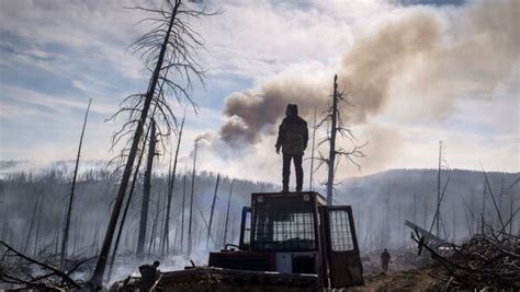 在俄罗斯科米地区的森林前燃烧石油。视频素材_ID:VCG42144563908-VCG.COM
