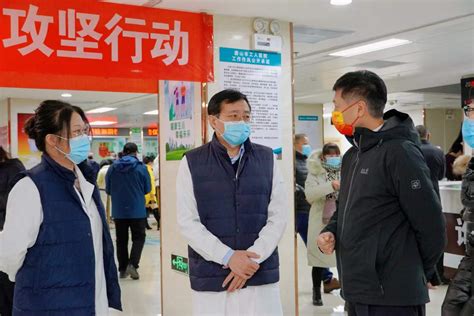 唐山市工人医院与建设银行开滦支行联合开展防范非法集资宣传活动