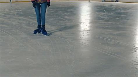 女子在溜冰场户外滑冰mov1080P视频素材下载-编号3225733-潮点视频