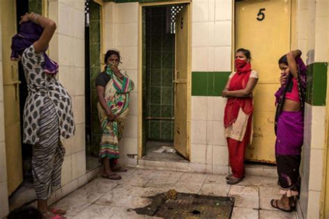 印度女人上厕所从不用纸巾，那用什么呢？看完你就知道了！__凤凰网
