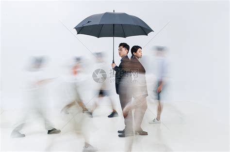 拿着雨伞的商务男女站在人群中高清图片下载-正版图片507657103-摄图网
