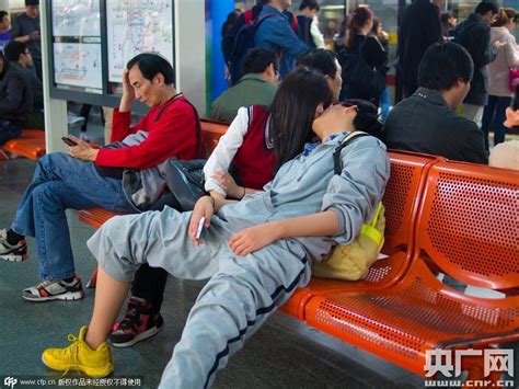 汇思想 _ 浪漫魔都 摄影师拍摄上海地铁接吻男女