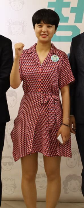 韩国27岁女议员穿粉红裙子去国会 网友吵翻天(图)_荔枝网新闻