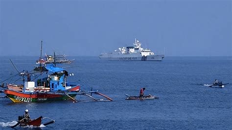 卫星直击黄岩岛 13艘菲渔船听从1艘中国海警船 场面震撼_凤凰网视频_凤凰网