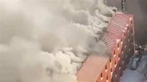 哈尔滨一居民楼发生火灾，现场浓烟滚滚_北京时间