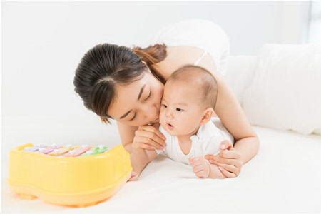 五个月宝宝发育标准_知秀网