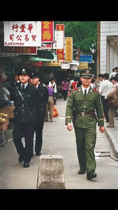 1996年深圳中英街，深港两地边防兵正在巡逻 石堆为界线 ……_新浪新闻