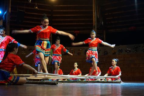瑶族长鼓舞历史悠久，在“耍歌堂”仪式中，长鼓舞是瑶族人必跳的舞蹈_腾讯视频