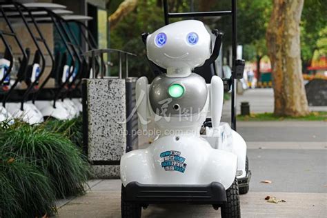 江苏常州：智能伴游机器人进驻公园-人民图片网