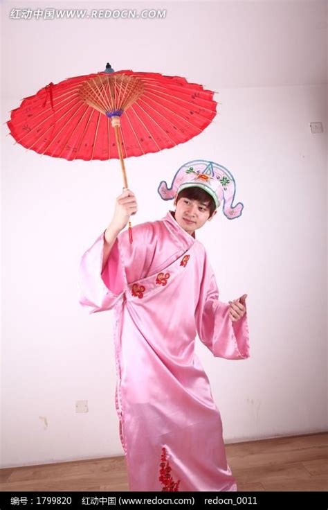 打着伞身穿古装戏服的男子高清图片下载_红动中国