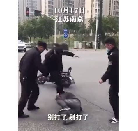 南京3名城管当街暴打男子，官方回应：解聘处理_京报网